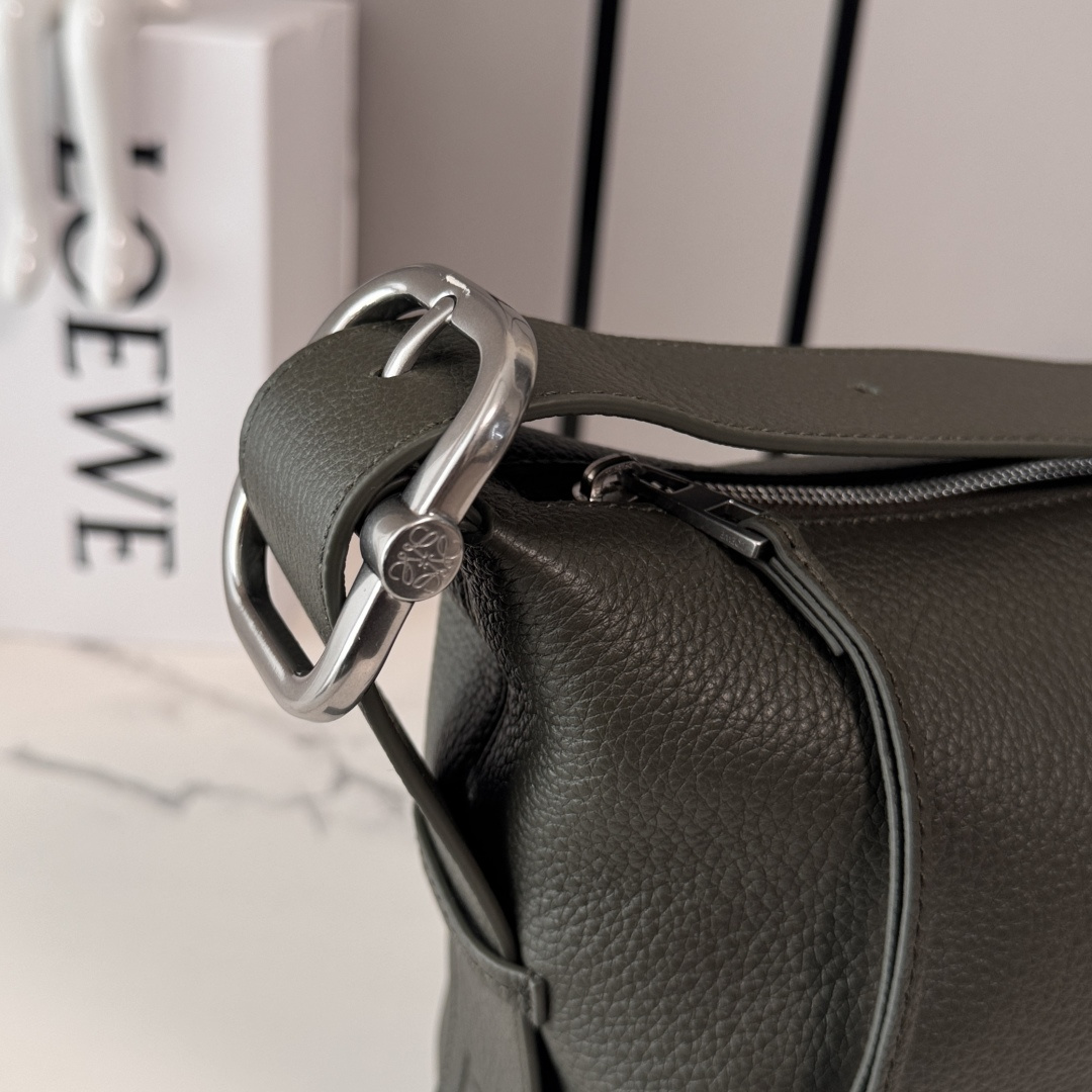 LO℮w℮🌟新款柔软鹿纹粒面牛皮革LooP Hobo 手袋呈现柔软的流行线，可流畅贴合体形。环带可通过标