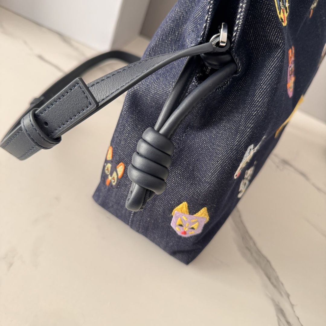 LO℮w℮🌟 中号刺绣丹宁布 Flamenco 福袋手拿包 以柔软材质造就慵懒风格，抽绳设计饰有历史悠久