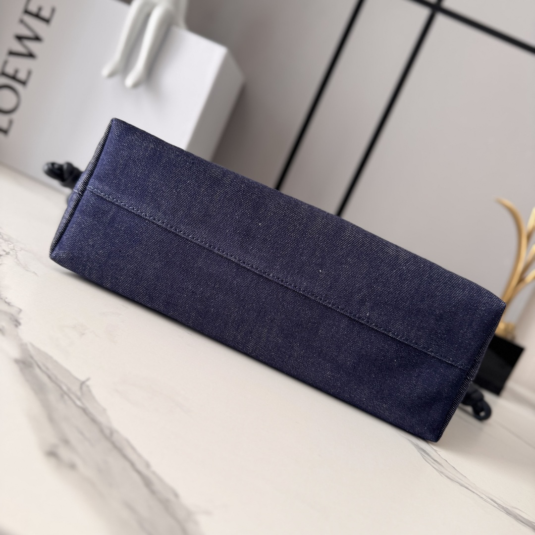 LO℮w℮🌟 中号刺绣丹宁布 Flamenco 福袋手拿包 以柔软材质造就慵懒风格，抽绳设计饰有历史悠久