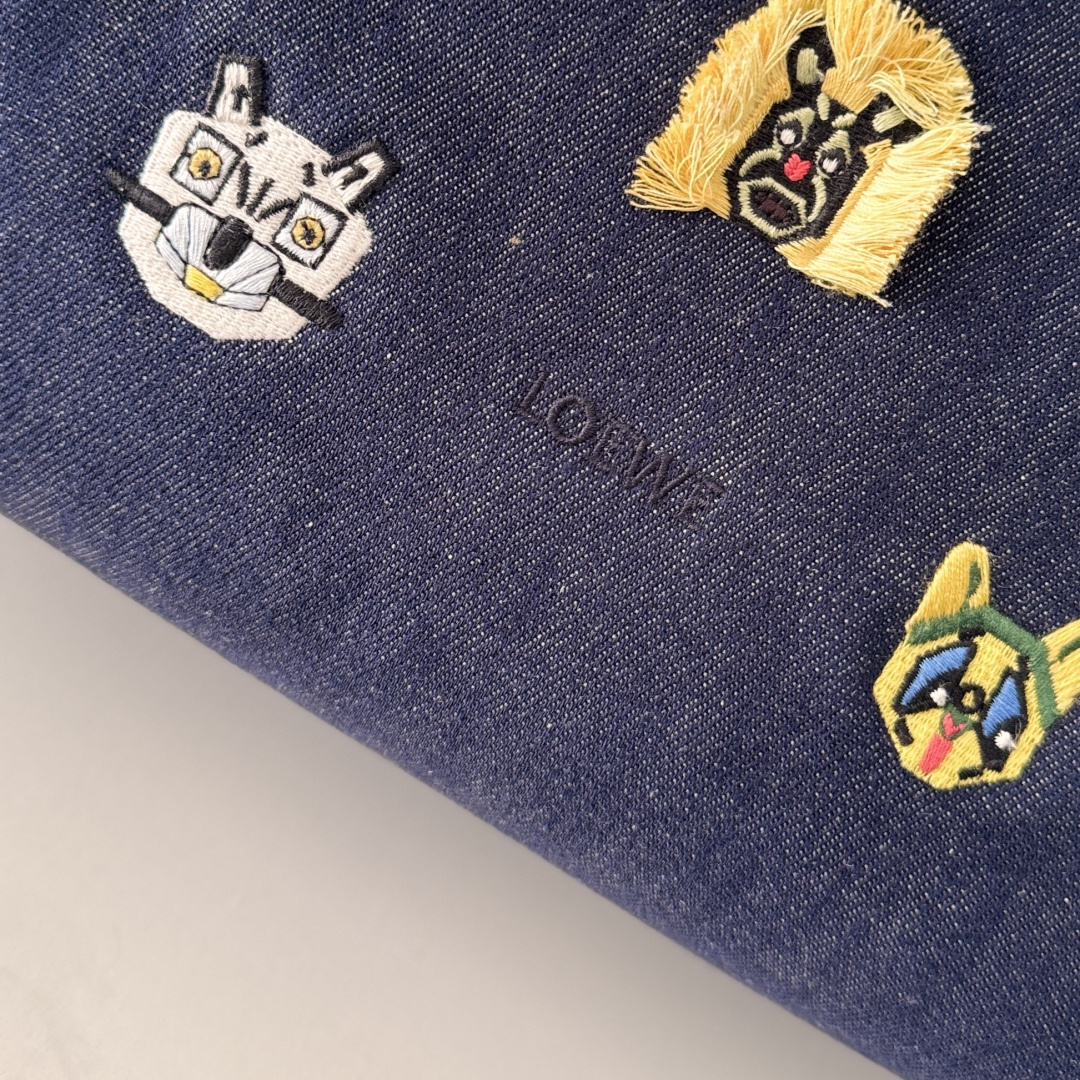 LO℮w℮🌟 中号刺绣丹宁布 Flamenco 福袋手拿包 以柔软材质造就慵懒风格，抽绳设计饰有历史悠久