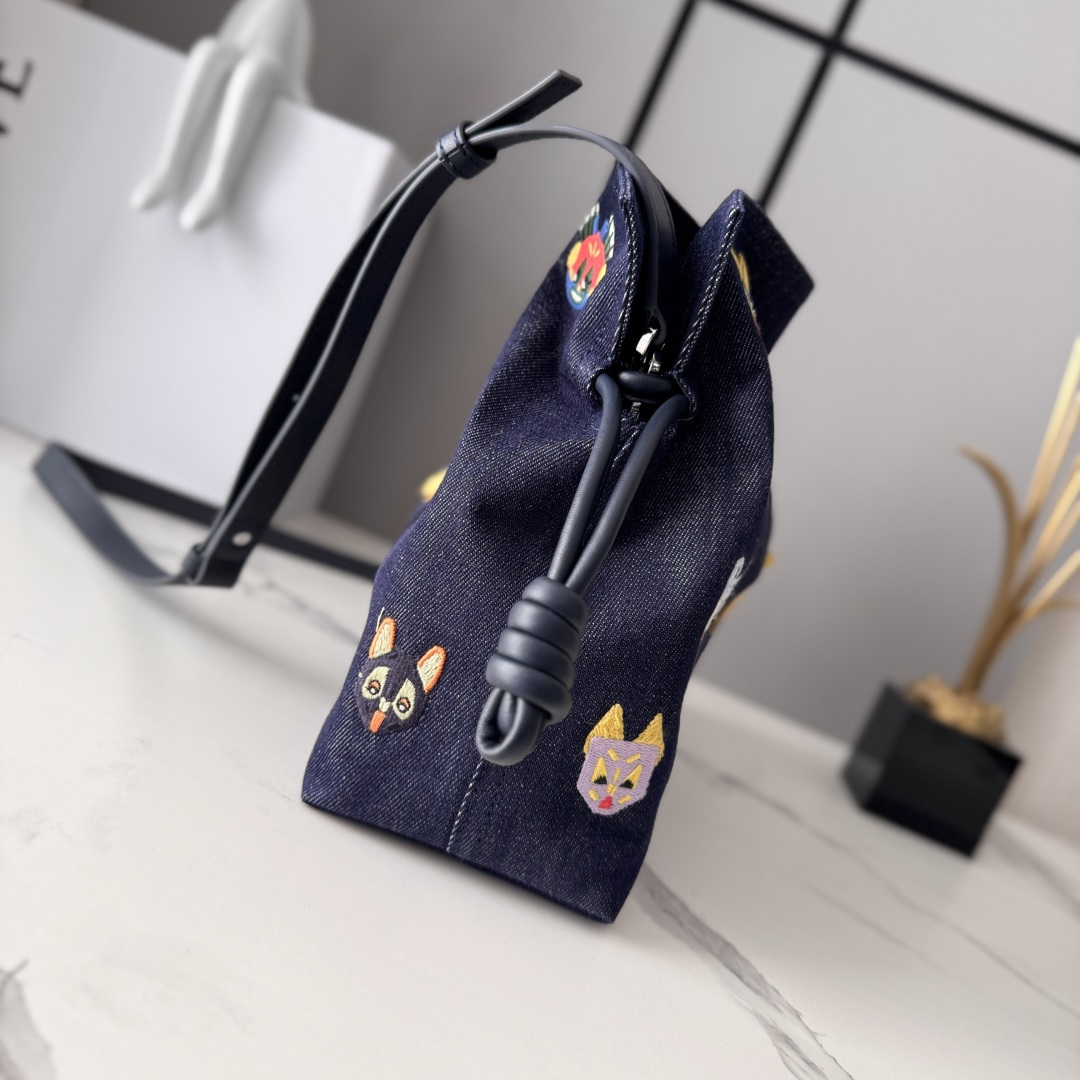 LO℮w℮🌟 中号刺绣丹宁布 Flamenco 福袋手拿包 以柔软材质造就慵懒风格，抽绳设计饰有历史悠久