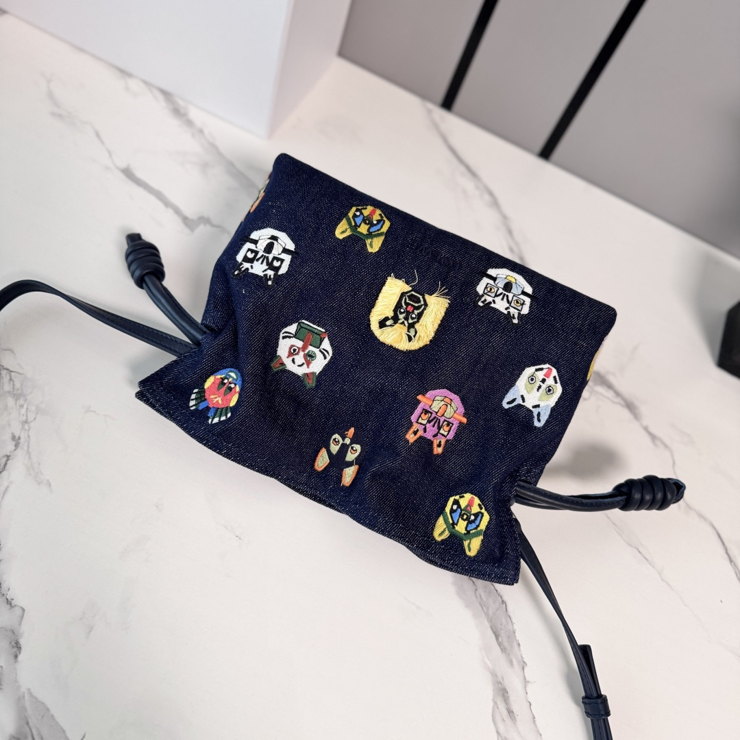 LO℮w℮🌟 小号刺绣丹宁布 Flamenco 福袋手拿包 以柔软材质造就慵懒风格，抽绳设计饰有历史悠久