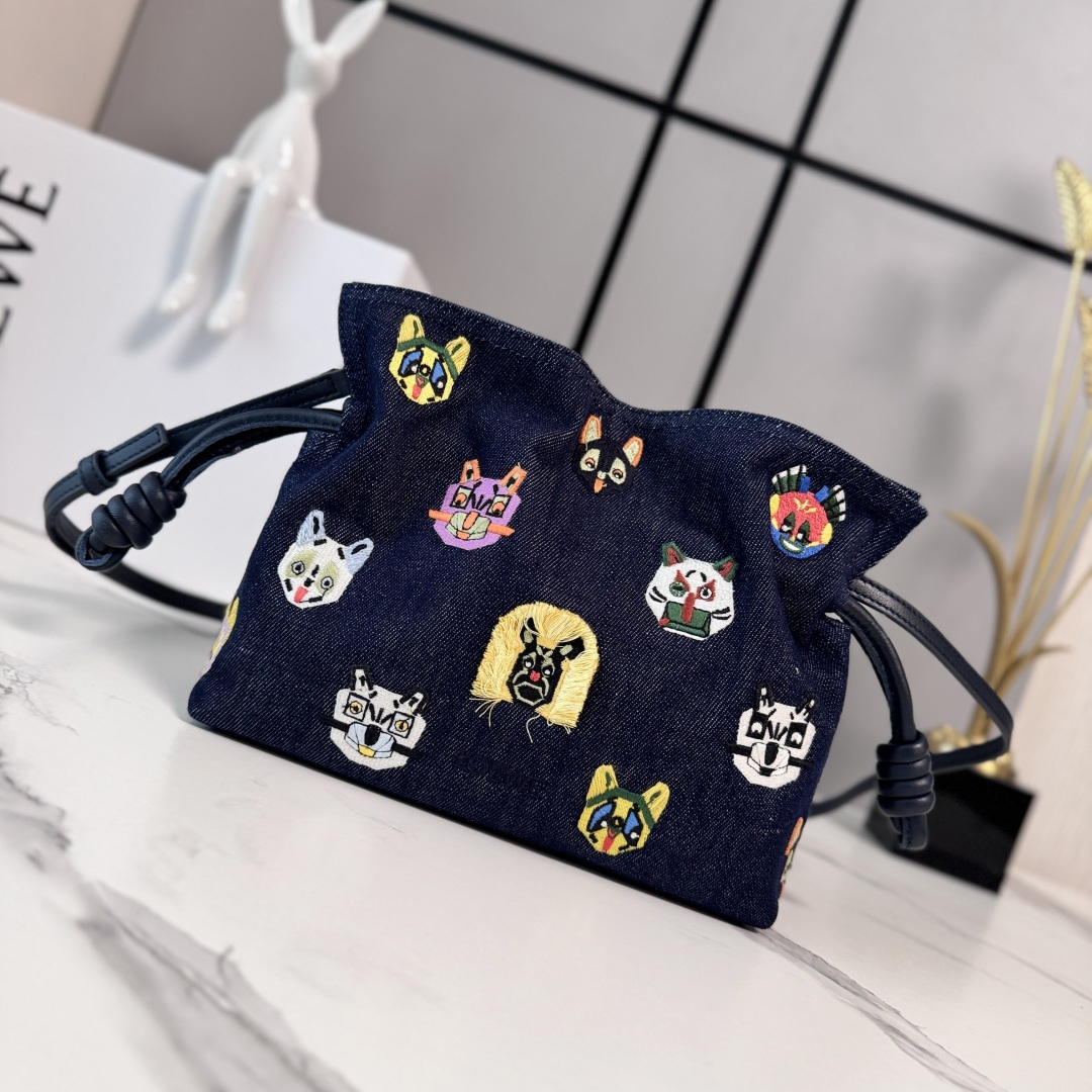NO:718071,LOw Small Flamenco Futurist Clutch in embroidered denim A slouchy silhouette in soft material with a drawstring design embellished with a historic knot. This small version is made from denim and features an all-over kitten graphic. Futurrist Cats porcelain vase collection by Louis Wain. Shoulder, cross-body or hand carry * Detachable and adjustable strap * Discreet magnetic closure * Suede lining * LO** EWE embossed  Model 062563 Size: 23*18*9cm (with full set of packaging), Flamenco lucky bag (small size), louis vuitton, handbag19860909LOw 小号刺绣丹宁布 Flamenco 福袋手拿包 以柔软材质造就慵懒风格,抽绳设计饰有历史悠久的绳结.此小号版本采用单宁布制成,满饰小猫图案.Louis Wain的Futurrist Cats陶瓷花瓶系列.肩背、斜挎或手提*可拆卸可调节肩带*低调的磁扣开合*绒面革衬里*LO**EWE 压纹 型号062563 Size:23*18*9cm（配全套包装）,Flamenco福袋（小号）,louis vuitton,handbag,Bag