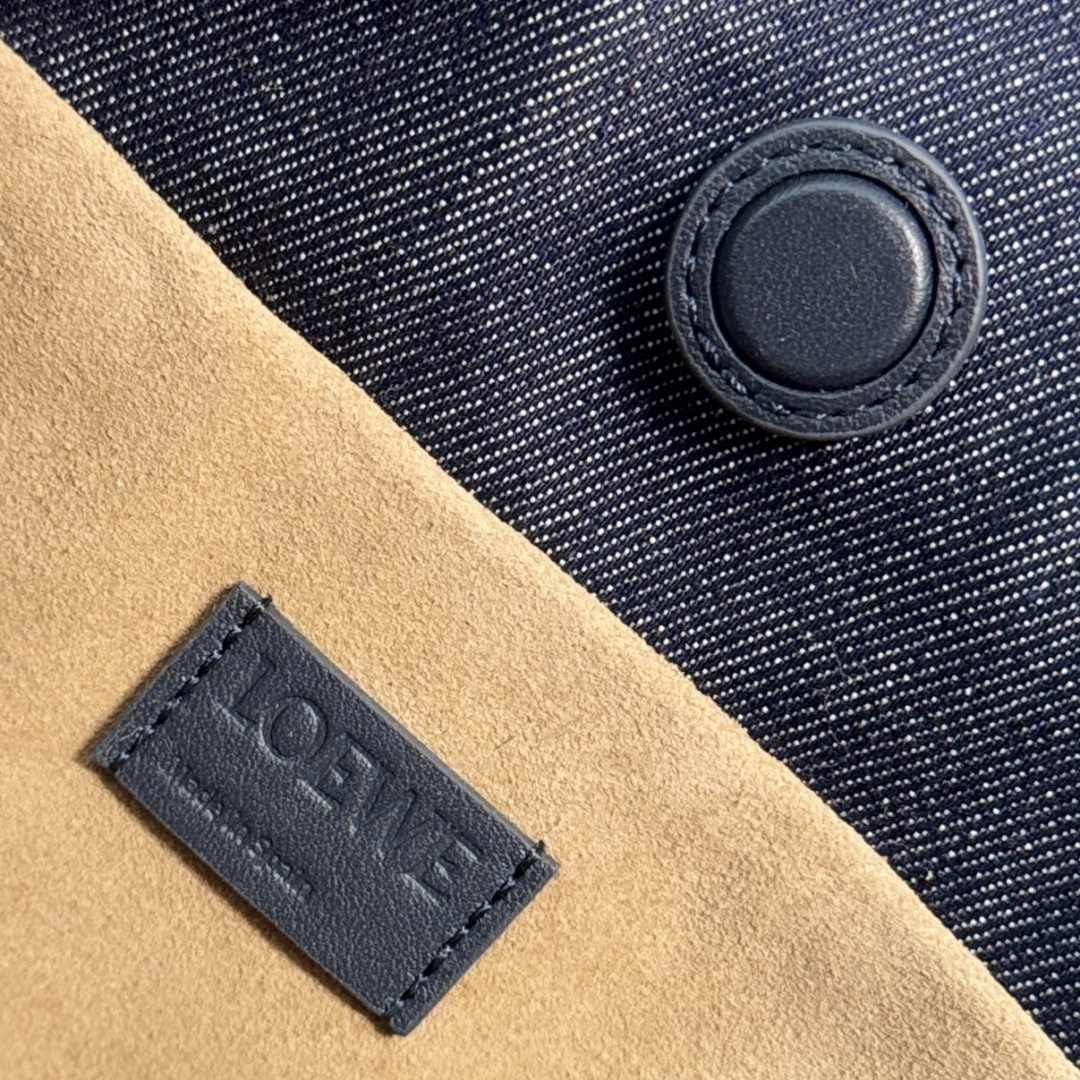 LO℮w℮🌟 小号刺绣丹宁布 Flamenco 福袋手拿包 以柔软材质造就慵懒风格，抽绳设计饰有历史悠久