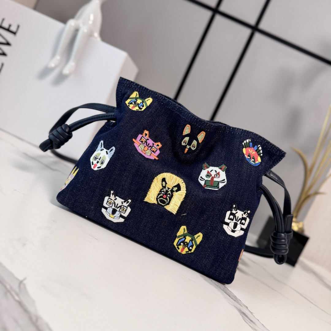 LO℮w℮🌟 小号刺绣丹宁布 Flamenco 福袋手拿包 以柔软材质造就慵懒风格，抽绳设计饰有历史悠久