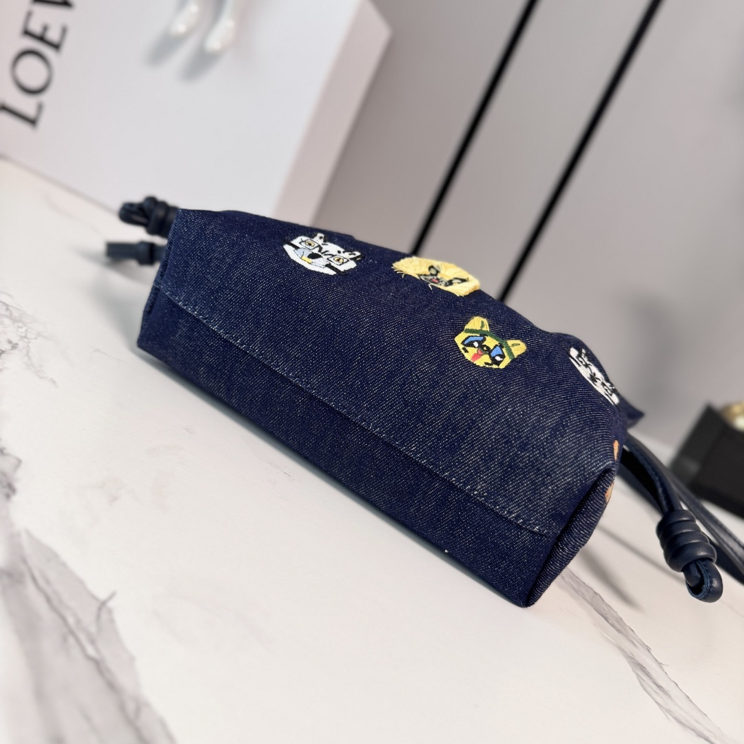 LO℮w℮🌟 小号刺绣丹宁布 Flamenco 福袋手拿包 以柔软材质造就慵懒风格，抽绳设计饰有历史悠久