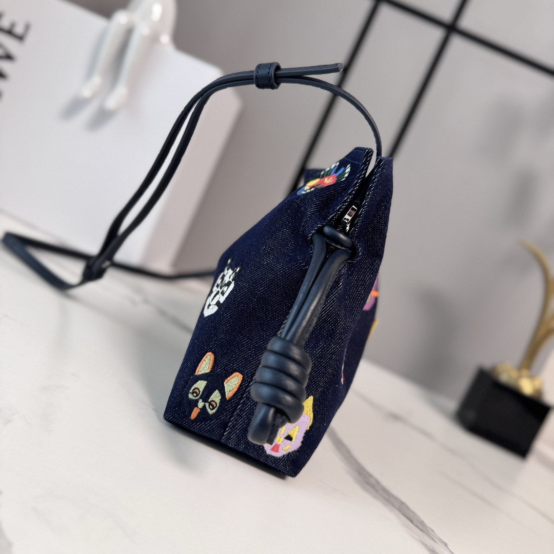 LO℮w℮🌟 小号刺绣丹宁布 Flamenco 福袋手拿包 以柔软材质造就慵懒风格，抽绳设计饰有历史悠久