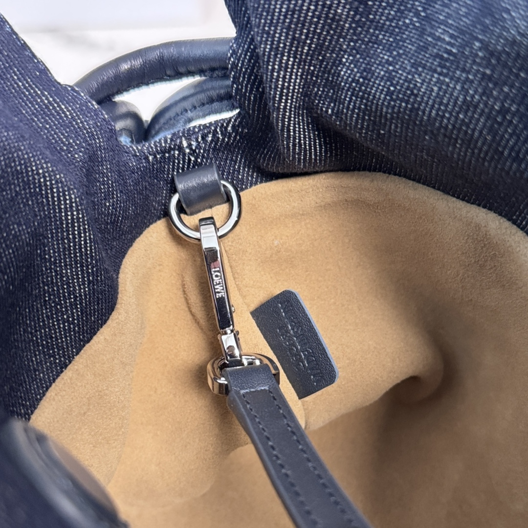 LO℮w℮🌟 小号刺绣丹宁布 Flamenco 福袋手拿包 以柔软材质造就慵懒风格，抽绳设计饰有历史悠久