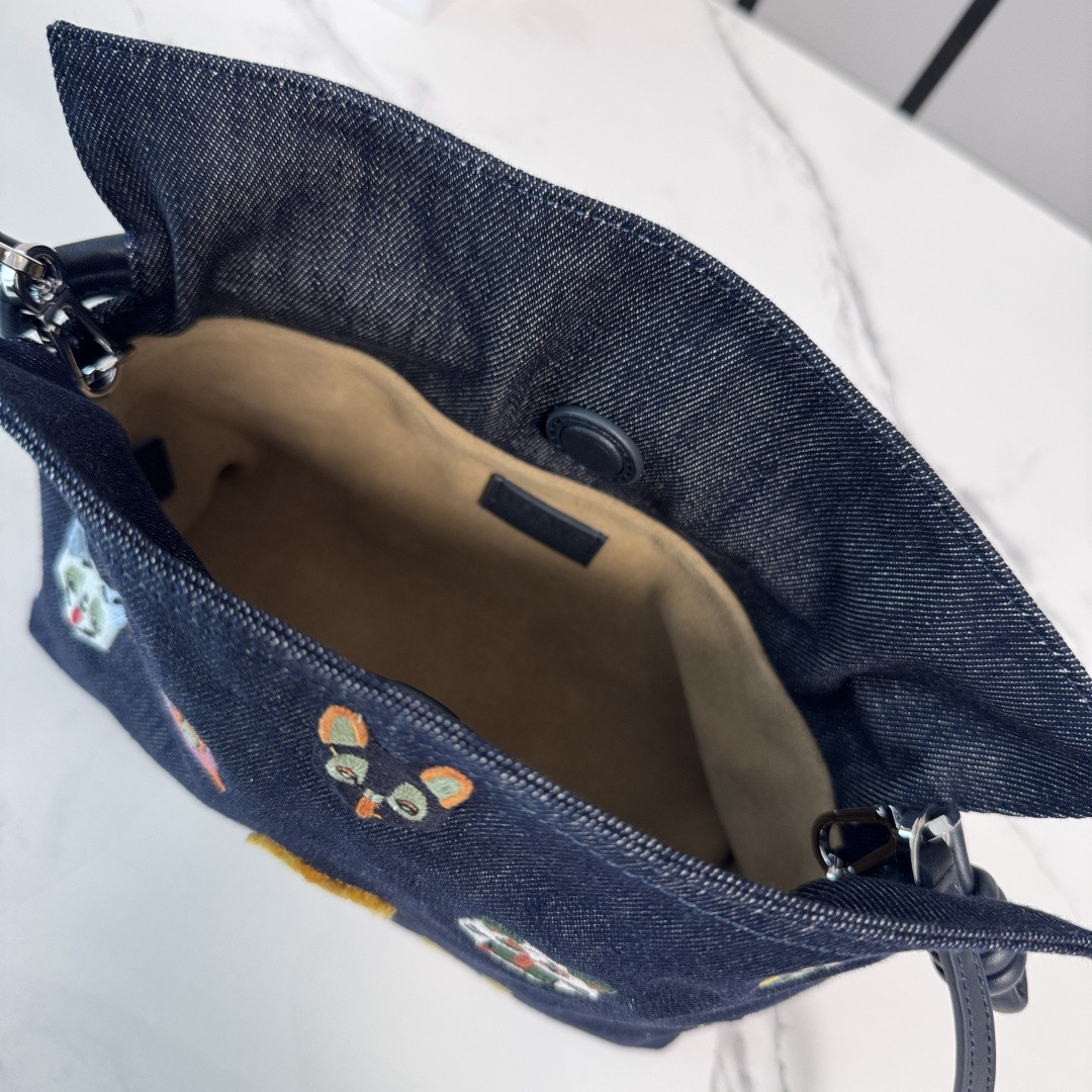 LO℮w℮🌟 小号刺绣丹宁布 Flamenco 福袋手拿包 以柔软材质造就慵懒风格，抽绳设计饰有历史悠久