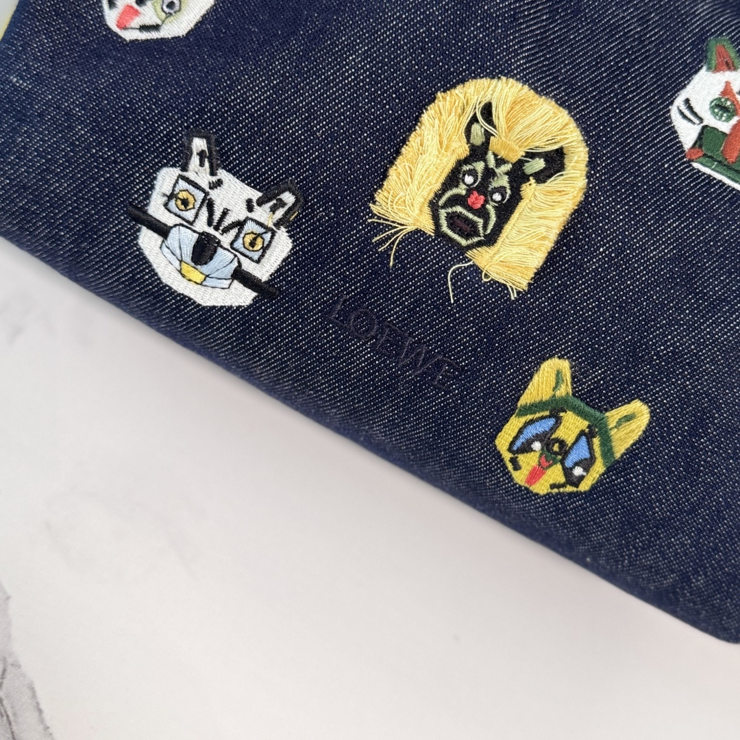 LO℮w℮🌟 小号刺绣丹宁布 Flamenco 福袋手拿包 以柔软材质造就慵懒风格，抽绳设计饰有历史悠久