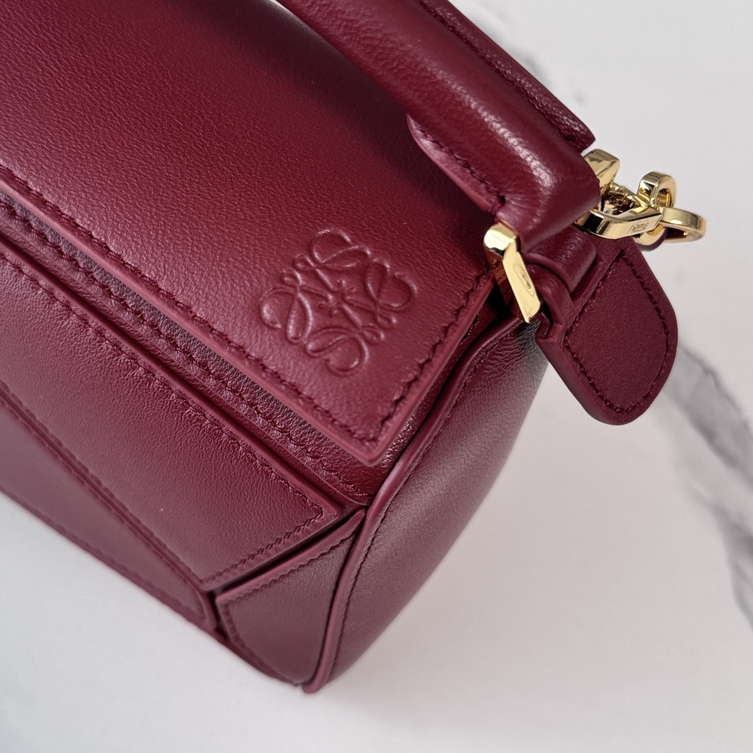 LO℮w℮🌟新款 迷你纳帕羊皮革 Featherlight Puzzle 手袋 以别具一格的几何线条勾勒