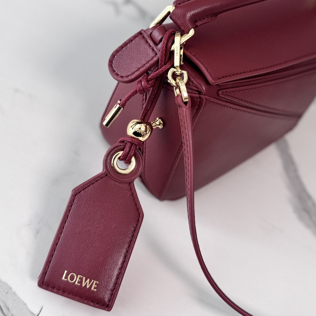 LO℮w℮🌟新款 迷你纳帕羊皮革 Featherlight Puzzle 手袋 以别具一格的几何线条勾勒