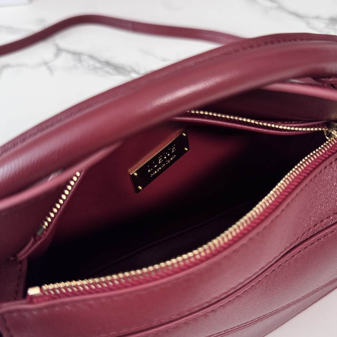 LO℮w℮🌟新款 迷你纳帕羊皮革 Featherlight Puzzle 手袋 以别具一格的几何线条勾勒