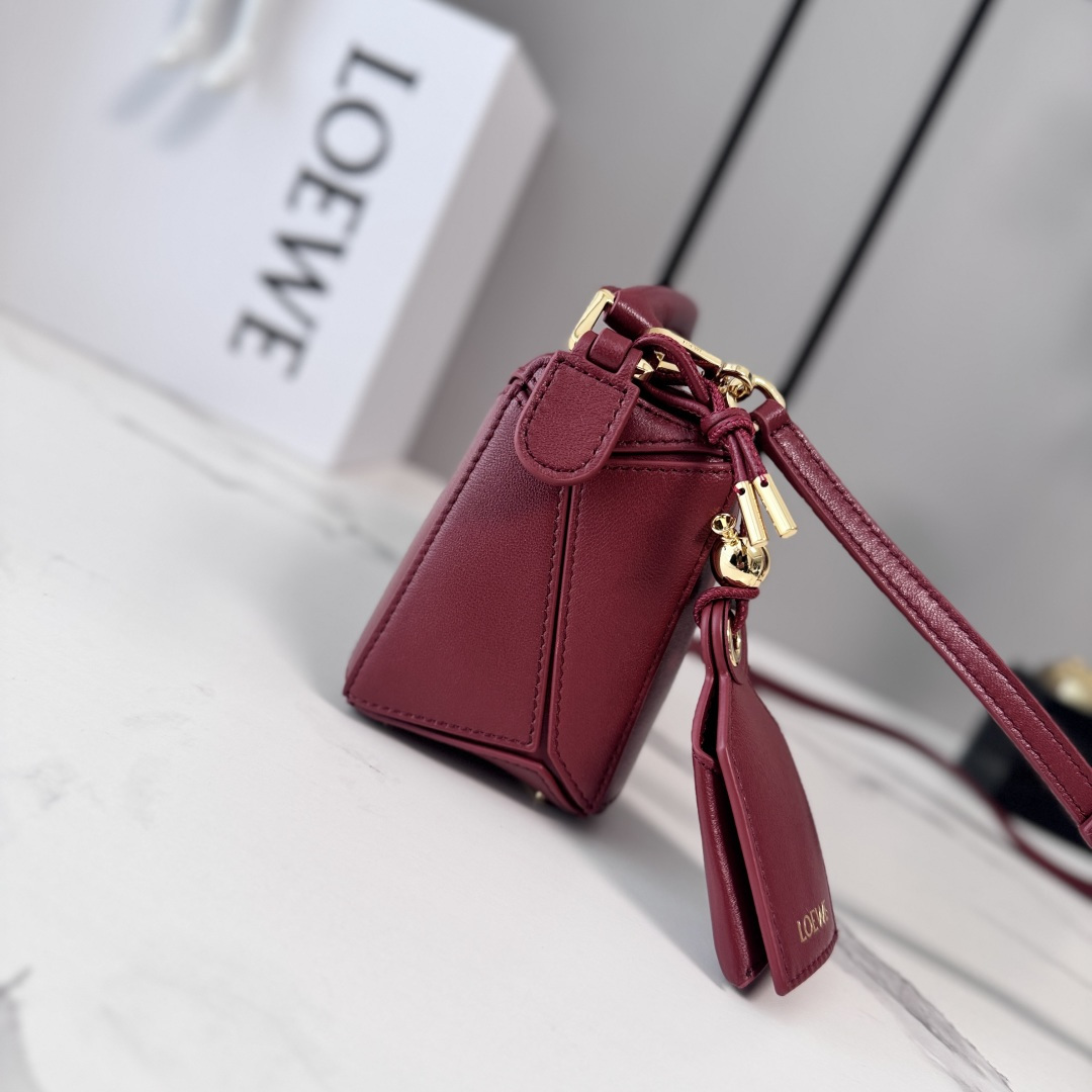 LO℮w℮🌟新款 迷你纳帕羊皮革 Featherlight Puzzle 手袋 以别具一格的几何线条勾勒