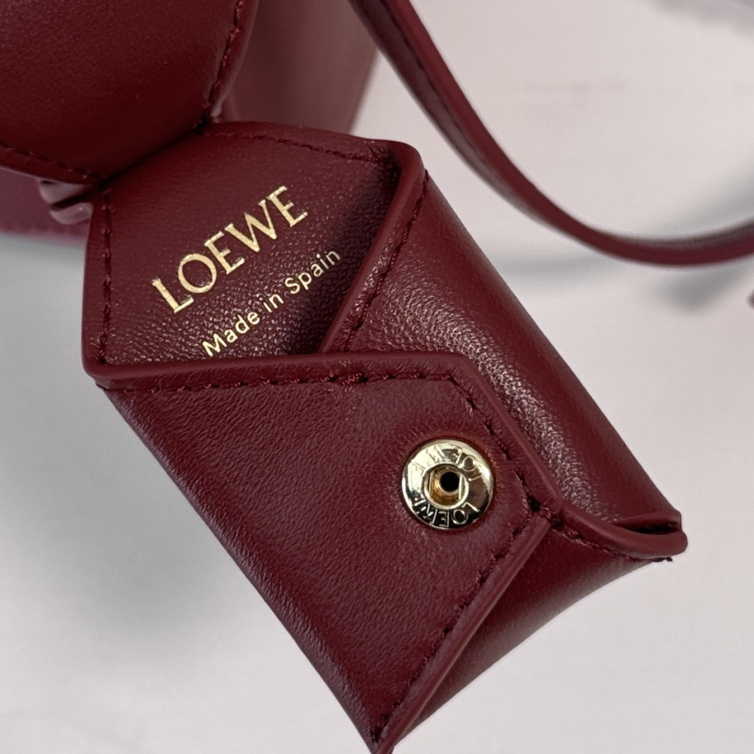 LO℮w℮🌟新款 迷你纳帕羊皮革 Featherlight Puzzle 手袋 以别具一格的几何线条勾勒