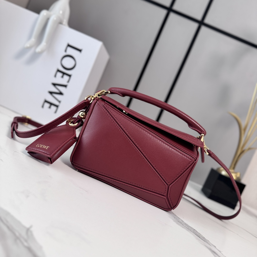 NO:718072,LOw's new mini Nappa sheep leather Featherlight Puzzle handbag outlines a rectangular shape with unique geometric lines. The soft and lightweight Nappa leather injects a casual and lazy style into the handbag. It can be carried on the shoulder, cross-body or handheld. Detachable and adjustable shoulder strap, decorated with rotating buckle*zipper closure, hinged zipper puller. One external zipper back pocket, one internal slip pocket*removable LOE**WE  Hot stamping or silvering label, decorated with secret pockets and balloon dice* Rectangular metal feet Nappa sheep leather lining Anagram embossing, plaque engraved inside LOE**WE. Model 062511 size: 17.5*7.5*12.5CM (with full package), sheepskin-nubuck leather New geometric bag, loewe, sheepskin19860909LOw新款 迷你纳帕羊皮革 Featherlight Puzzle 手袋 以别具一格的几何线条勾勒长方体造型.柔软轻盈的纳帕皮革为手袋注入随性慵懒的风格.可肩背、斜挎或手提 可拆卸可调节肩带,饰有旋转卡扣*拉链开合,铰接式拉链头 一个外部拉链后袋,一个内部插袋*可拆卸 LOE**WE 烫金或烫银标签,饰有隐秘口袋和气球骰子*长方形金属脚钉 纳帕羊皮革衬里 Anagram 压纹、饰牌内部镌刻 LOE**WE. 型号062511 size:17.5*7.5*12.5CM（配全套包装）,羊皮—牛巴革 新款几何包,loewe,sheepskin,Bag