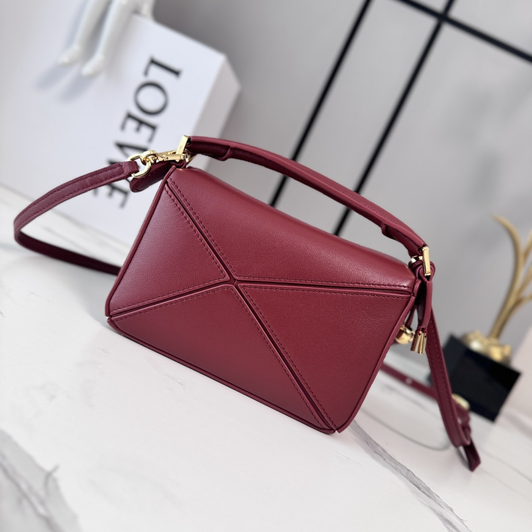 LO℮w℮🌟新款 迷你纳帕羊皮革 Featherlight Puzzle 手袋 以别具一格的几何线条勾勒