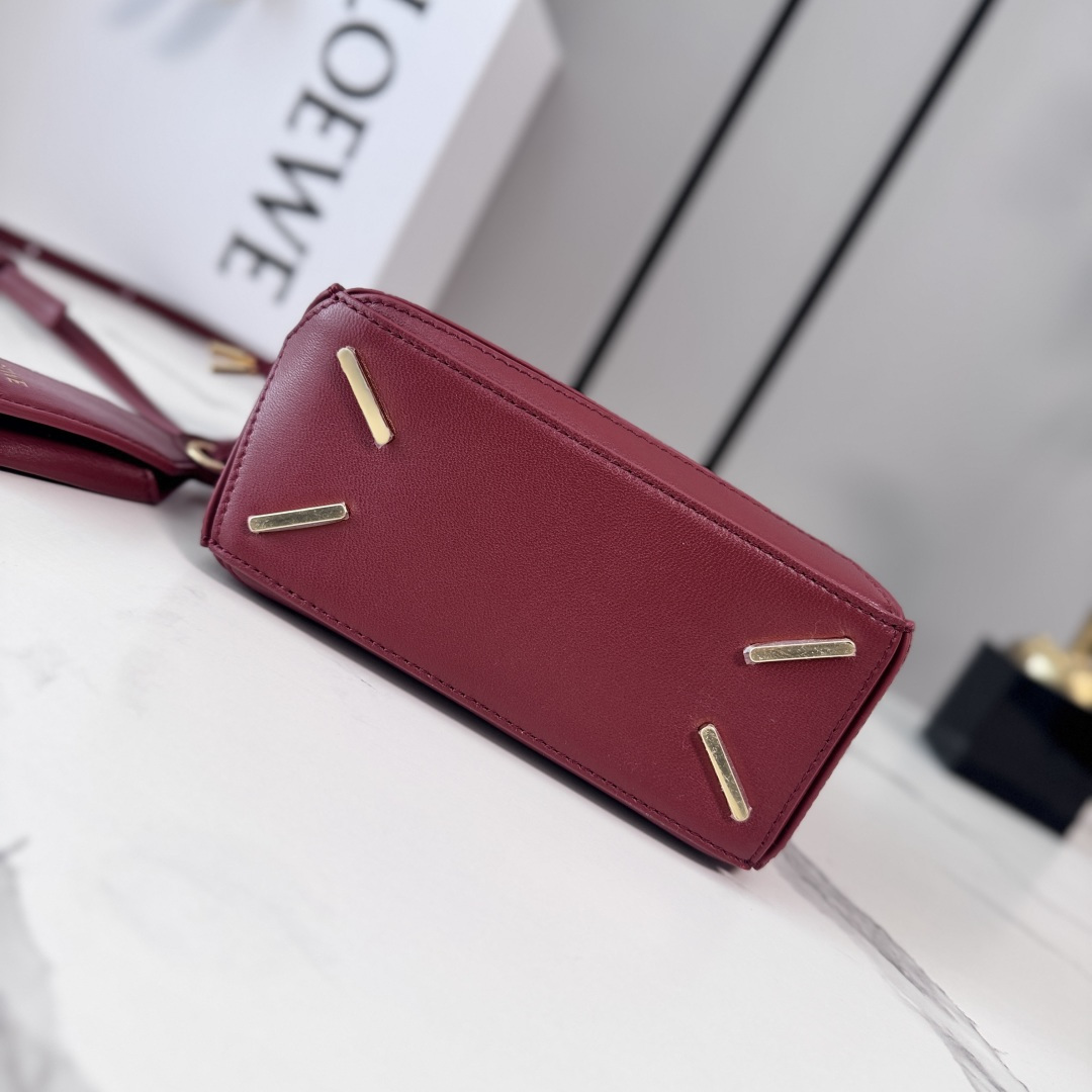 LO℮w℮🌟新款 迷你纳帕羊皮革 Featherlight Puzzle 手袋 以别具一格的几何线条勾勒