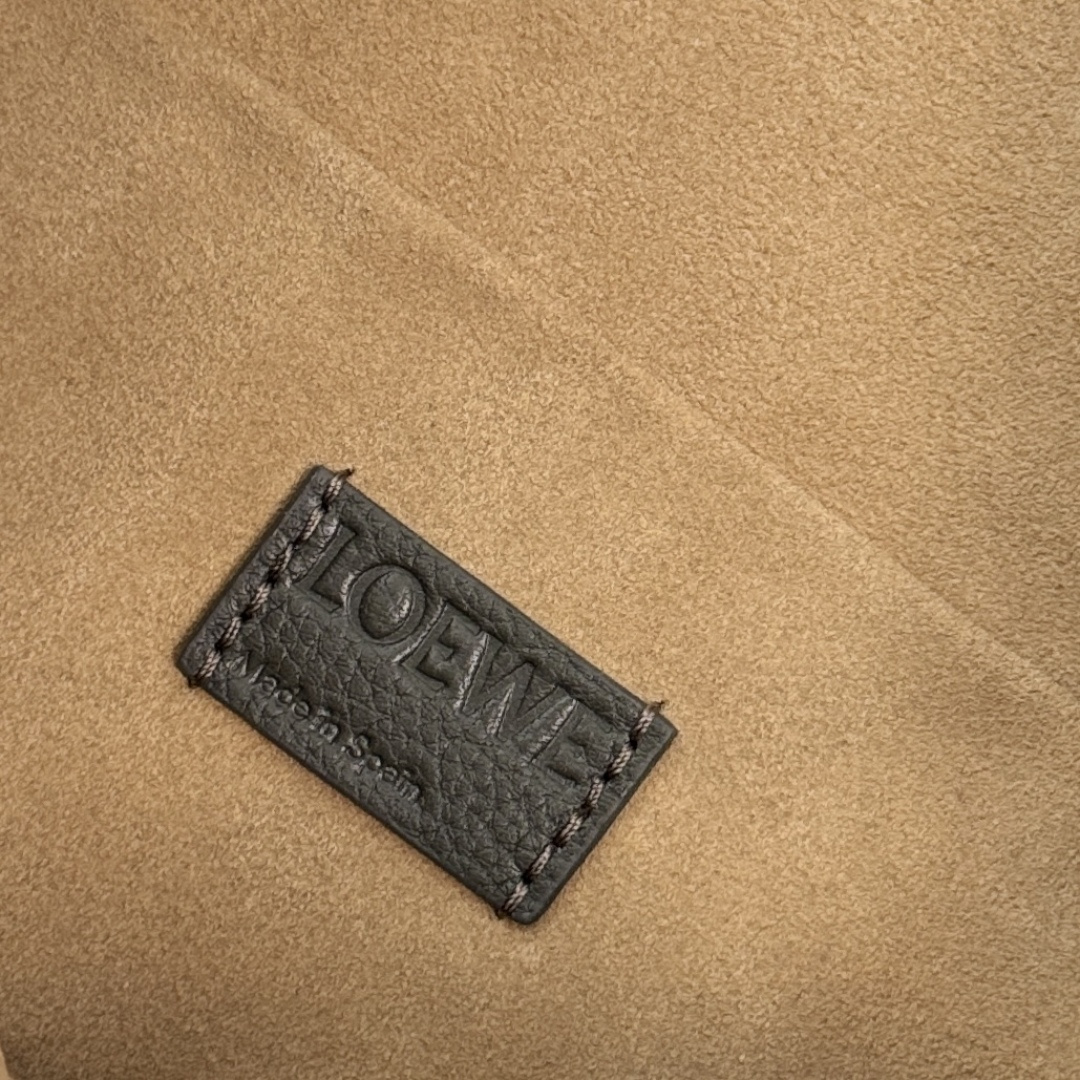 LO℮w℮🌟新款中号柔软粒面牛皮革Pebble邮差包.采用实用精巧设计.配有双重标志性是Anagram 