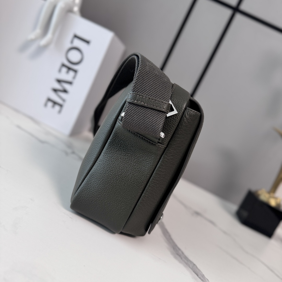 LO℮w℮🌟新款中号柔软粒面牛皮革Pebble邮差包.采用实用精巧设计.配有双重标志性是Anagram 