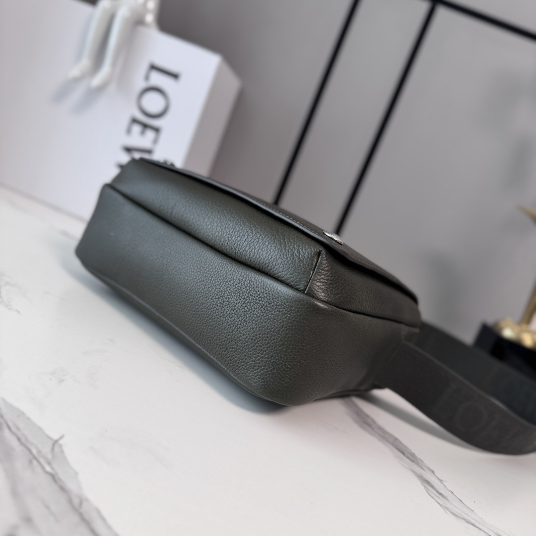 LO℮w℮🌟新款中号柔软粒面牛皮革Pebble邮差包.采用实用精巧设计.配有双重标志性是Anagram 