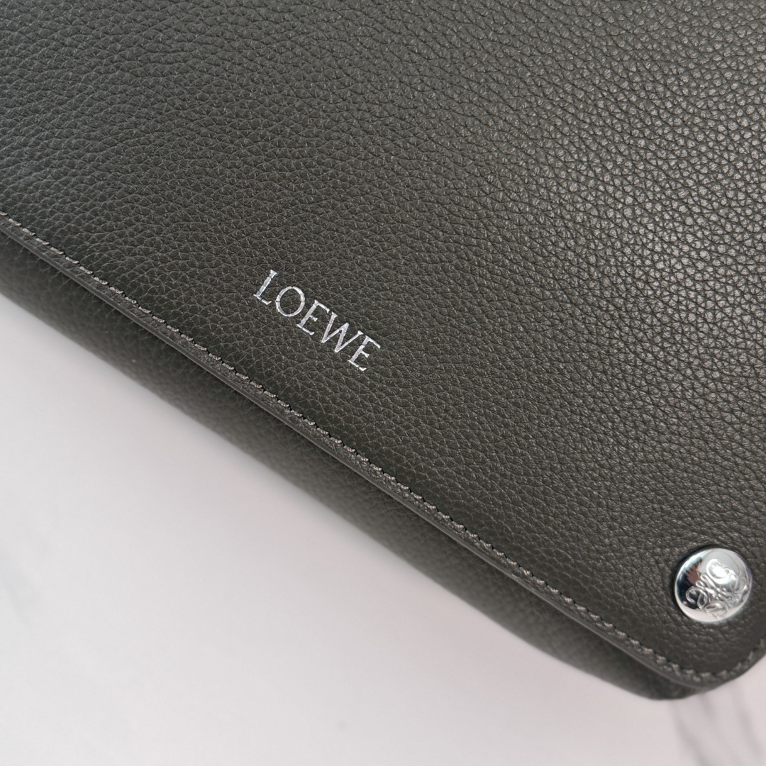 LO℮w℮🌟新款中号柔软粒面牛皮革Pebble邮差包.采用实用精巧设计.配有双重标志性是Anagram 