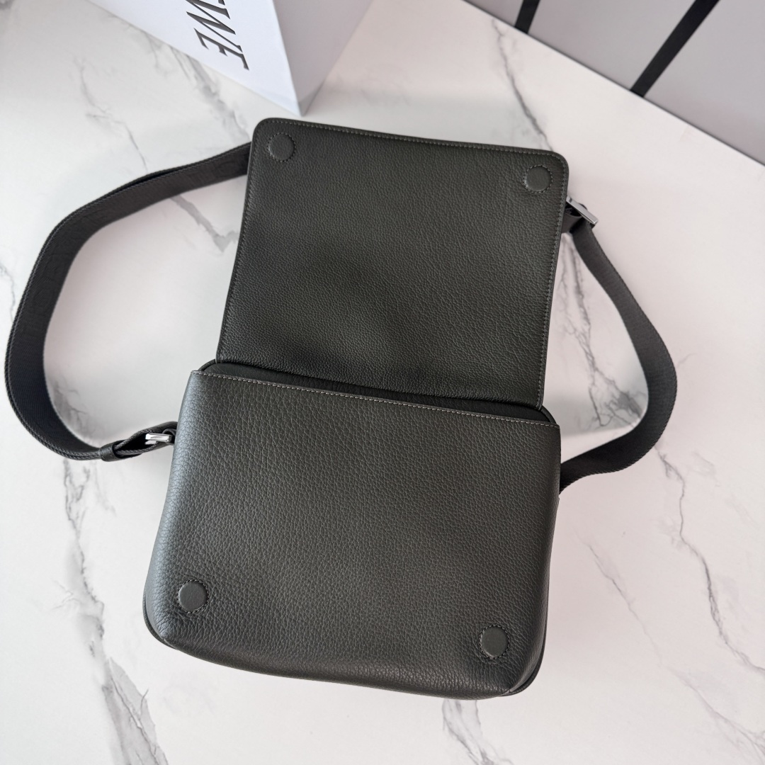 LO℮w℮🌟新款中号柔软粒面牛皮革Pebble邮差包.采用实用精巧设计.配有双重标志性是Anagram 