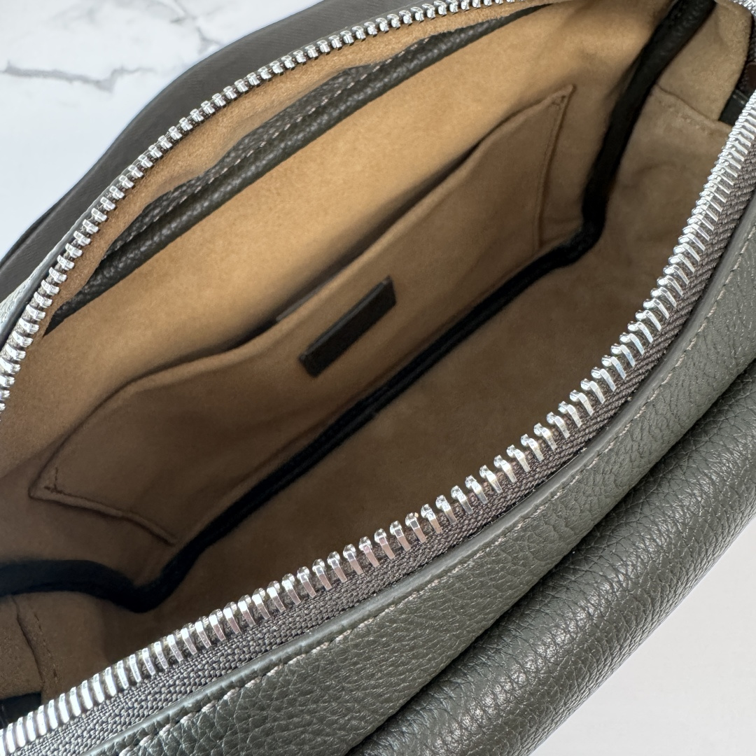 LO℮w℮🌟新款中号柔软粒面牛皮革Pebble邮差包.采用实用精巧设计.配有双重标志性是Anagram 