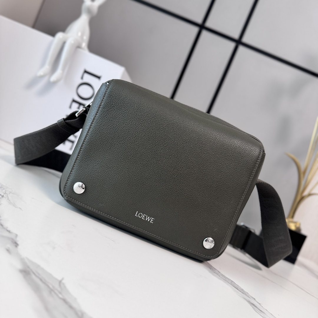 NO:718075,LOw new medium soft grained cowhide leather Pebble messenger bag. It has a practical and sophisticated design. Equipped with a double signature is the Anagram Pebble. This version is made of soft grained cowhide. Adjustable LOw webbing * zipper closure * one magnetic closure front pocket, one internal slip pocket Suede lining LOw hot silver, Anagram Pebble. size23*18*9cm  Model 652441 (with complete packaging), men’s messenger bag, cowhide19860909LOw新款中号柔软粒面牛皮革Pebble邮差包.采用实用精巧设计.配有双重标志性是Anagram Pebble.此版本采用柔软粒面牛皮革制成.可调节LOw织带*拉链开合*一个磁扣开合正面口袋、一个内部插袋 绒面革衬里LOw烫银,Anagram Pebble. size23*18*9cm 型号652441（配全套包装）,男款邮差包,cowhide,Bag