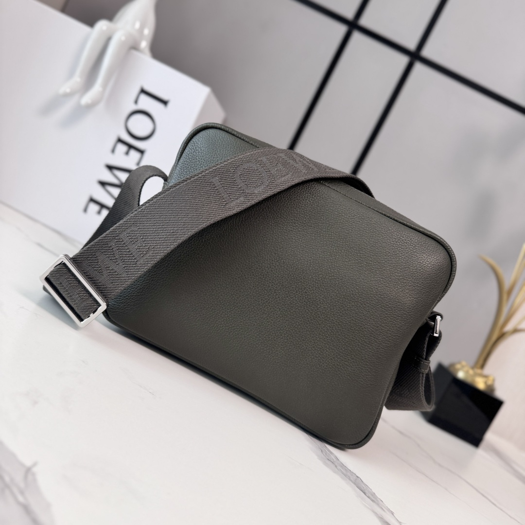 LO℮w℮🌟新款中号柔软粒面牛皮革Pebble邮差包.采用实用精巧设计.配有双重标志性是Anagram 