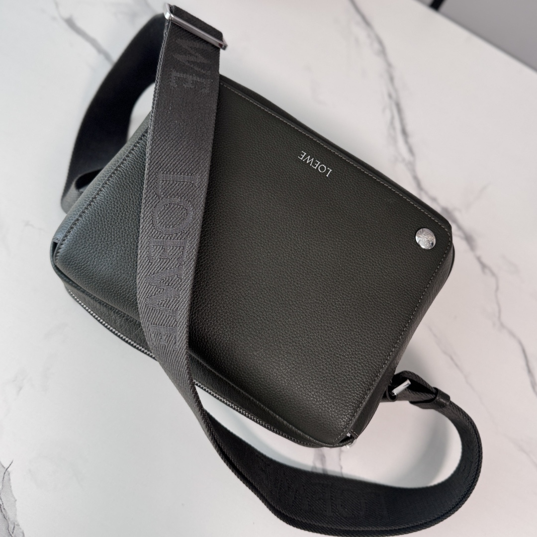 LO℮w℮🌟新款中号柔软粒面牛皮革Pebble邮差包.采用实用精巧设计.配有双重标志性是Anagram 