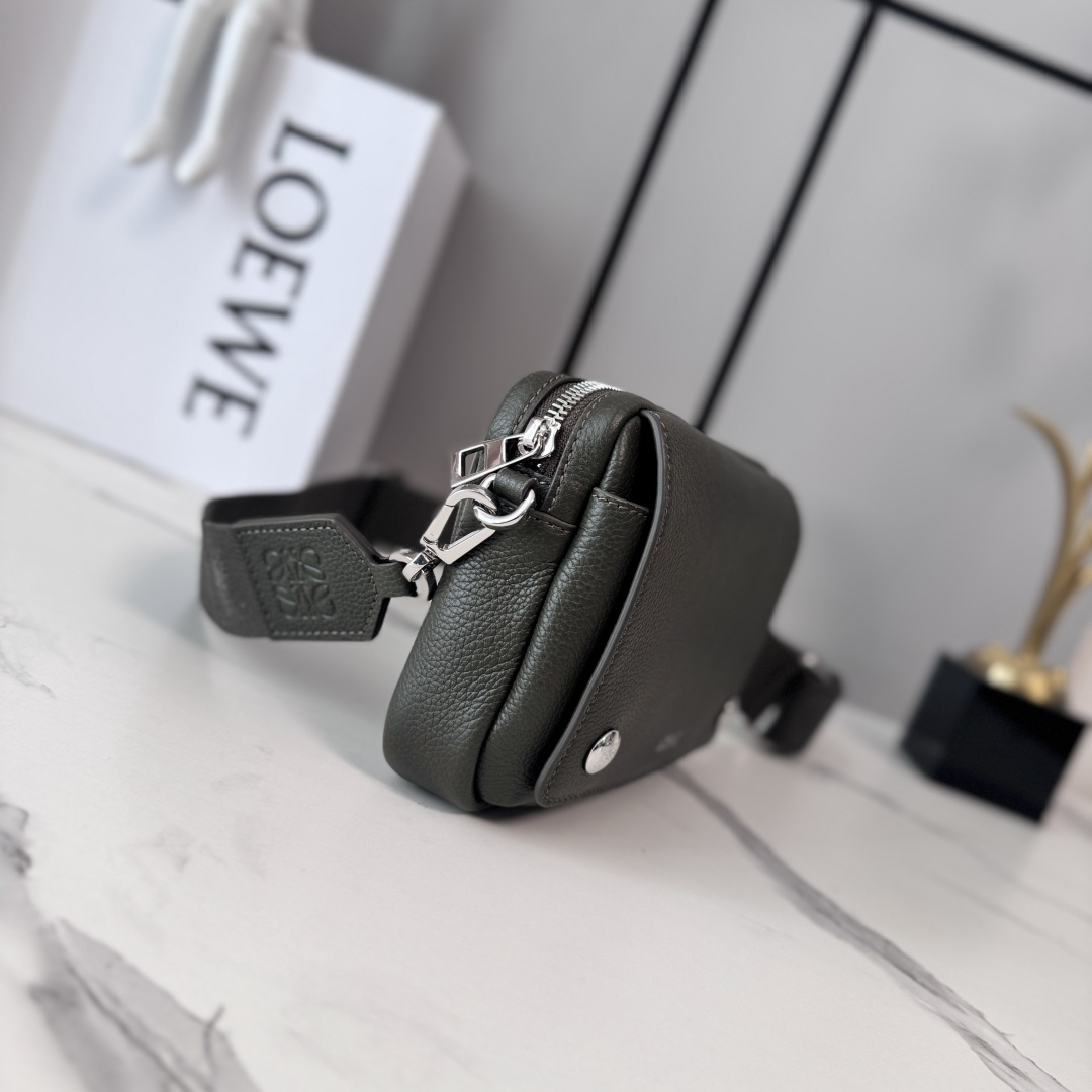 LO℮w℮🌟新款小号柔软粒面牛皮革Pebble邮差包.采用实用精巧设计.配有双重标志性是Anagram 