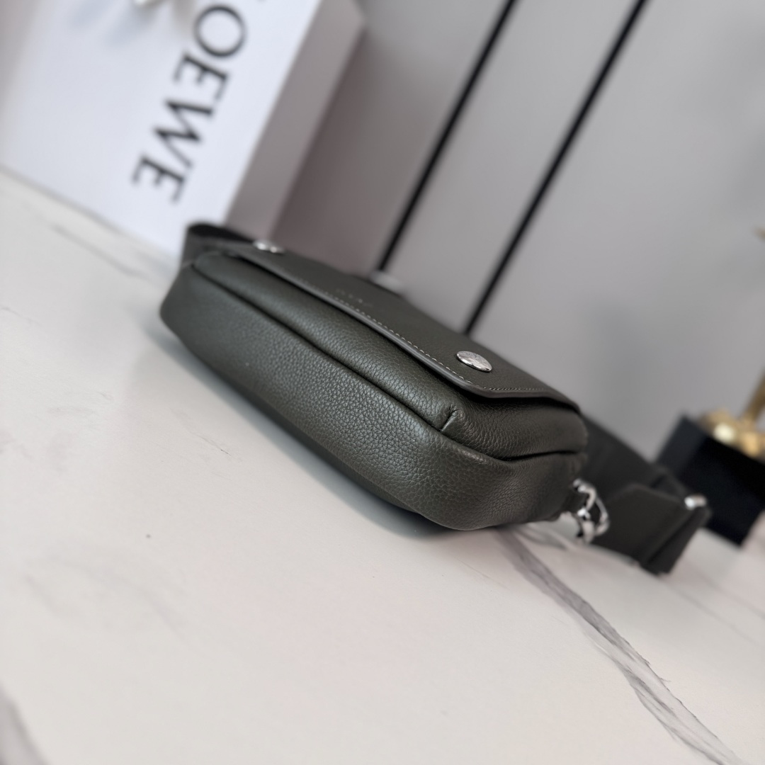 LO℮w℮🌟新款小号柔软粒面牛皮革Pebble邮差包.采用实用精巧设计.配有双重标志性是Anagram 