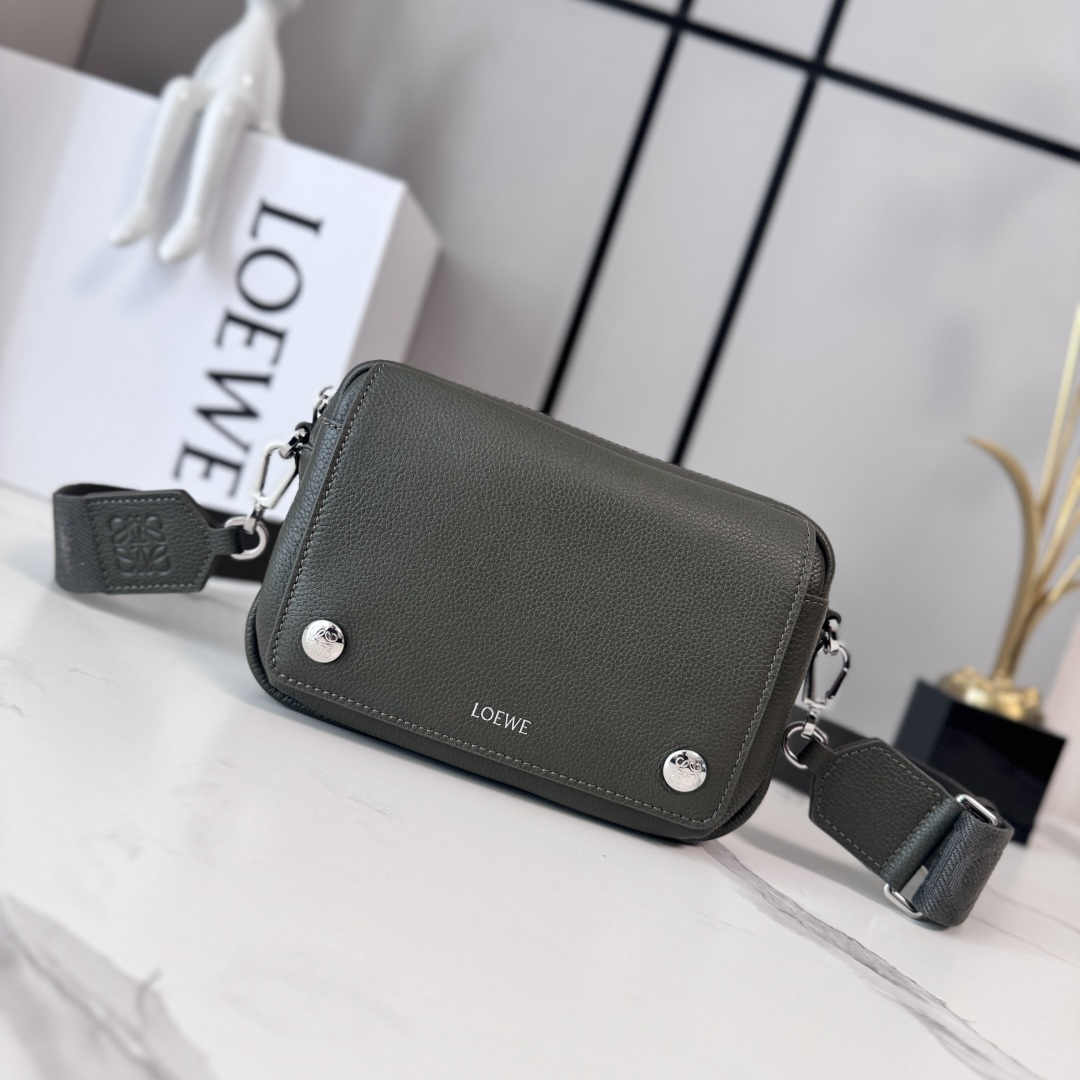 NO:718077,LOw new small soft grained cowhide leather Pebble messenger bag. It has a practical and sophisticated design. Equipped with a double signature is the Anagram Pebble. This version is made of soft grained cowhide. Adjustable LOw webbing * zipper closure * one magnetic closure front pocket, one internal slip pocket Suede lining LOw hot silver, Anagram Pebble. size20*6*12.5  Model 652514 (with complete packaging), men's messenger bag, cowhide19860909LOw新款小号柔软粒面牛皮革Pebble邮差包.采用实用精巧设计.配有双重标志性是Anagram Pebble.此版本采用柔软粒面牛皮革制成.可调节LOw织带*拉链开合*一个磁扣开合正面口袋、一个内部插袋 绒面革衬里LOw烫银,Anagram Pebble. size20*6*12.5 型号652514（配全套包装）,男款邮差包,cowhide,Bag