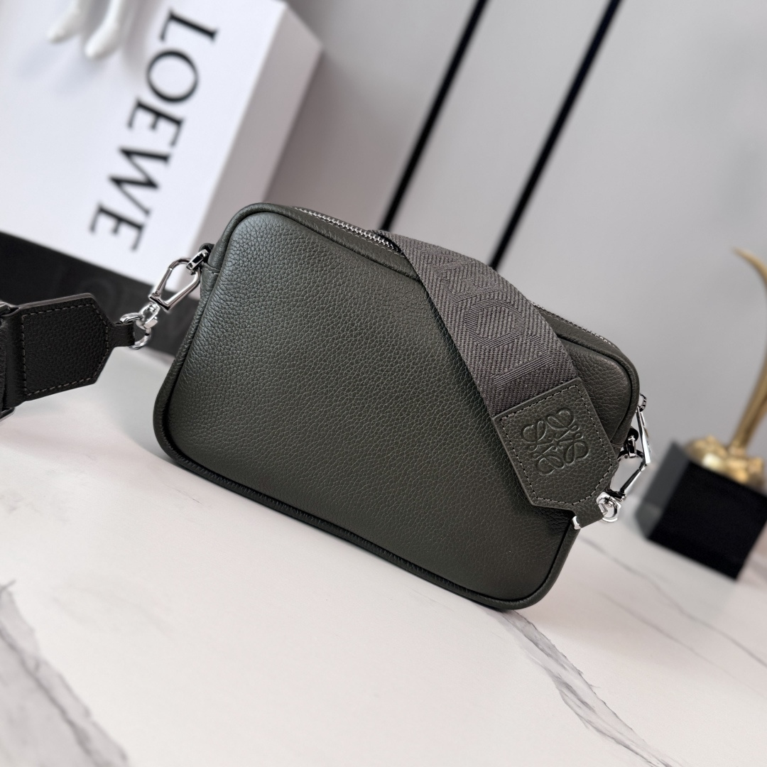 LO℮w℮🌟新款小号柔软粒面牛皮革Pebble邮差包.采用实用精巧设计.配有双重标志性是Anagram 