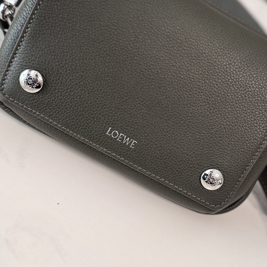 LO℮w℮🌟新款小号柔软粒面牛皮革Pebble邮差包.采用实用精巧设计.配有双重标志性是Anagram 