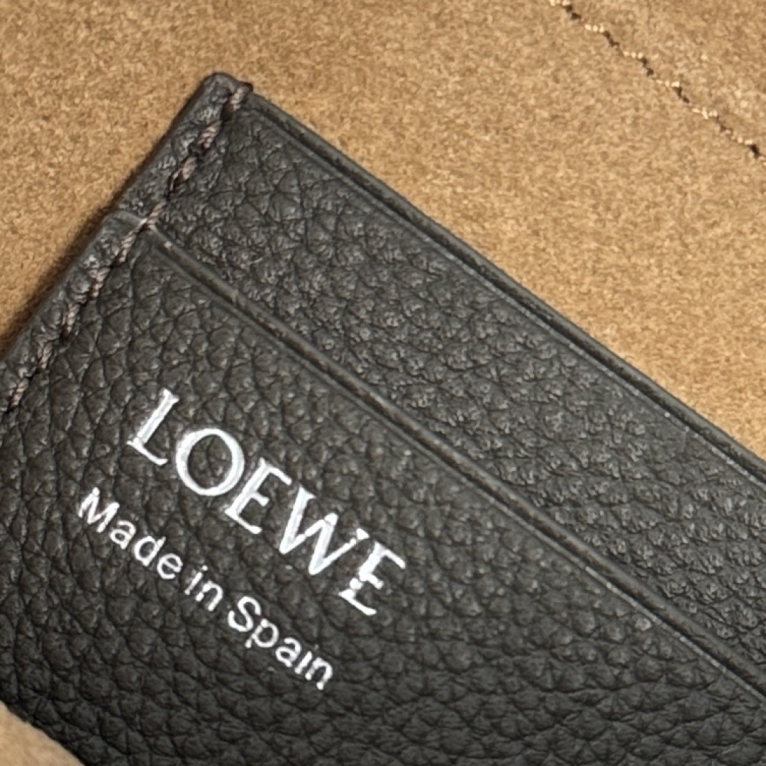 LO℮w℮🌟新款小号柔软粒面牛皮革Pebble邮差包.采用实用精巧设计.配有双重标志性是Anagram 