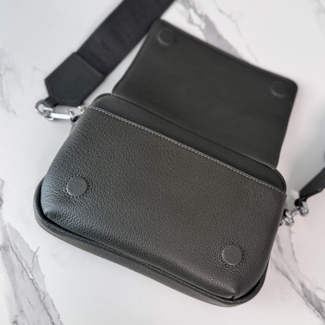 LO℮w℮🌟新款小号柔软粒面牛皮革Pebble邮差包.采用实用精巧设计.配有双重标志性是Anagram 