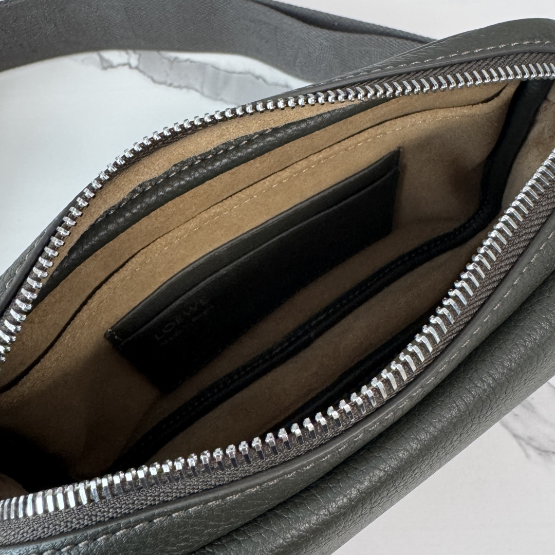 LO℮w℮🌟新款小号柔软粒面牛皮革Pebble邮差包.采用实用精巧设计.配有双重标志性是Anagram 