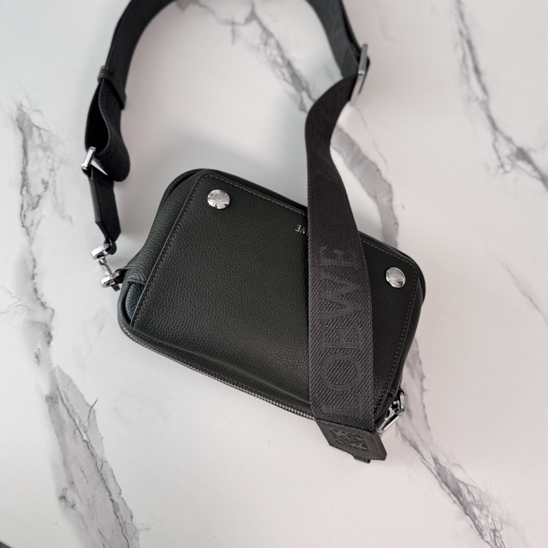 LO℮w℮🌟新款小号柔软粒面牛皮革Pebble邮差包.采用实用精巧设计.配有双重标志性是Anagram 