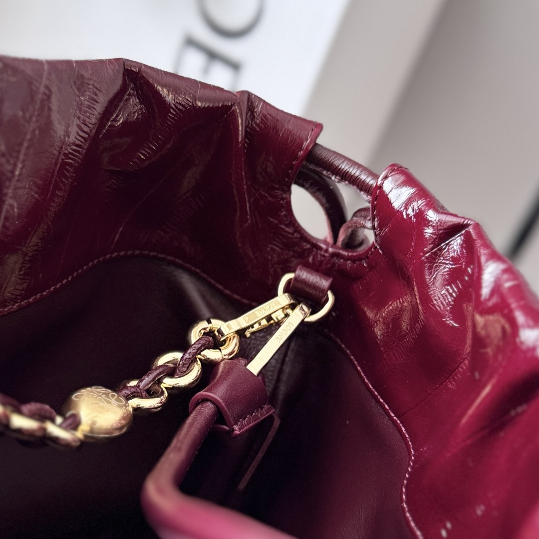 LO℮w℮🌟中号鳄纹牛皮革Flamenco Purse 手拿包 采用鹿皮革制成，侧面搭配标志性绳结等关键