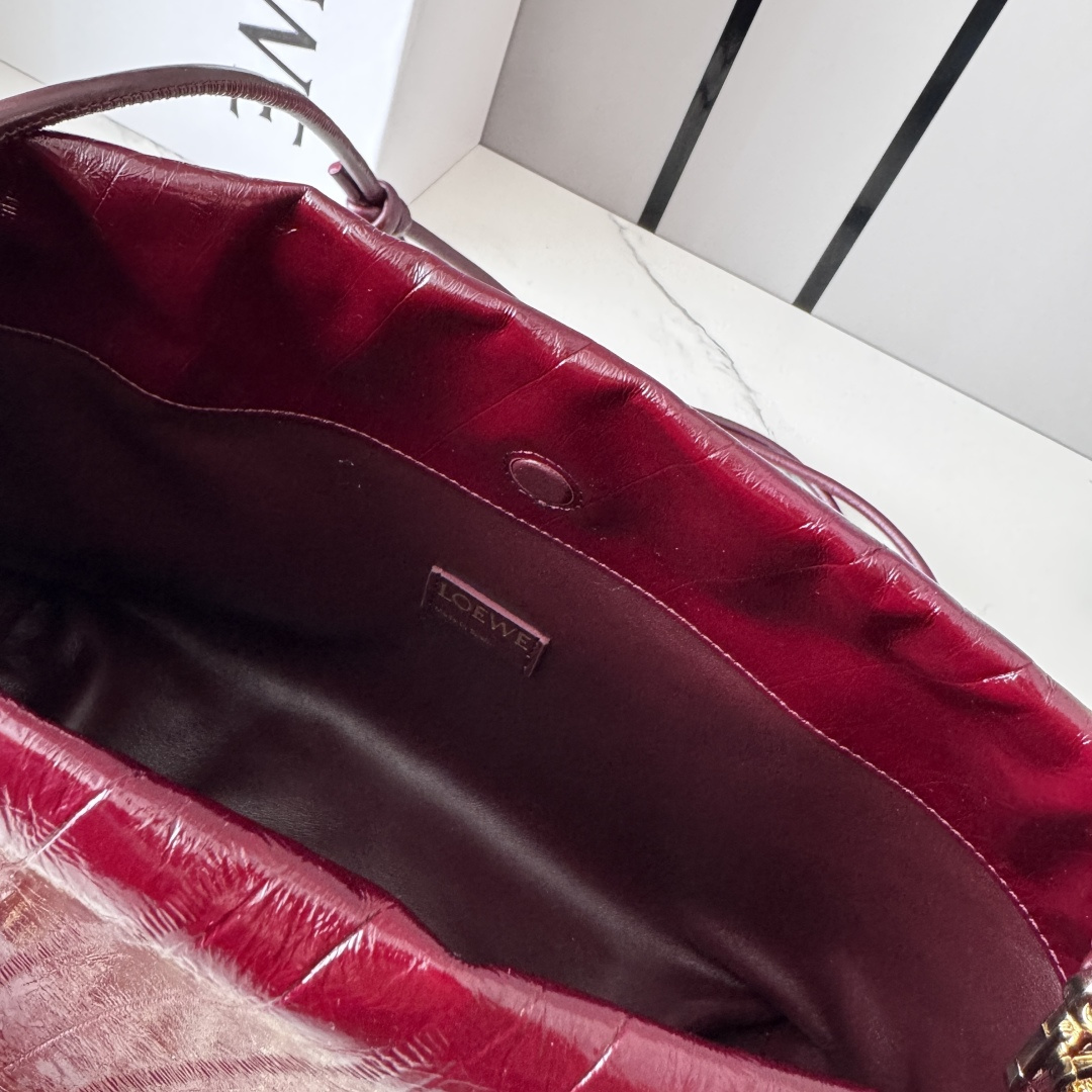 LO℮w℮🌟中号鳄纹牛皮革Flamenco Purse 手拿包 采用鹿皮革制成，侧面搭配标志性绳结等关键