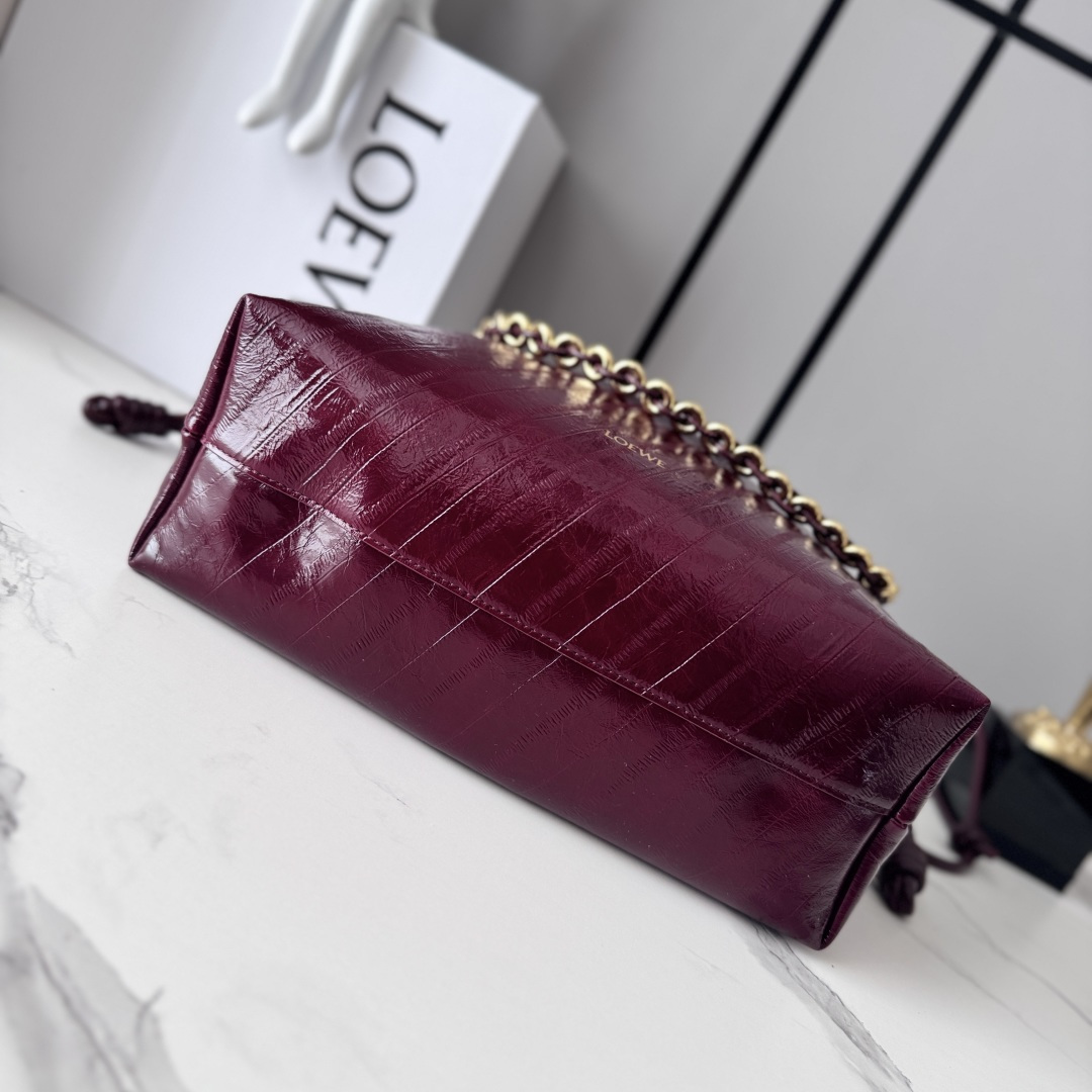 LO℮w℮🌟中号鳄纹牛皮革Flamenco Purse 手拿包 采用鹿皮革制成，侧面搭配标志性绳结等关键