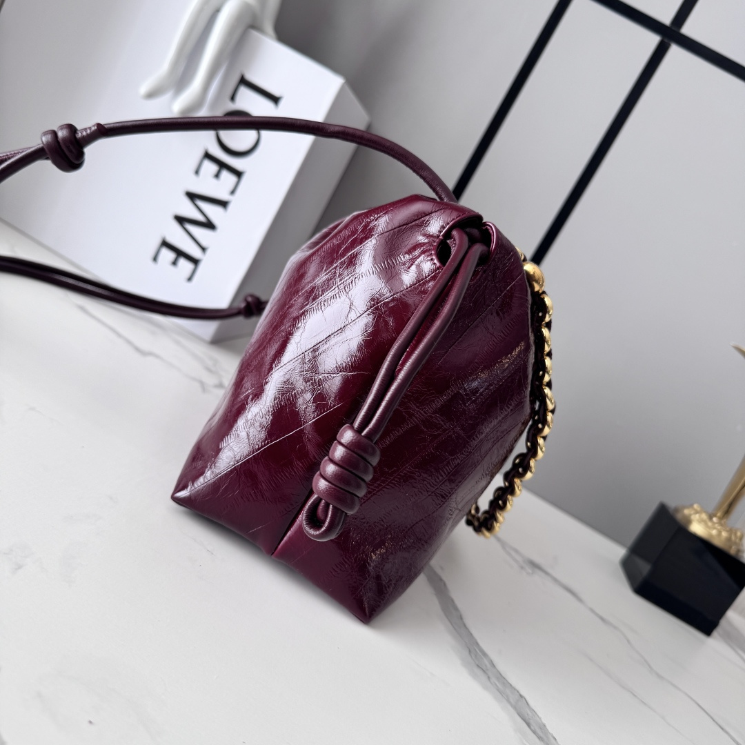 LO℮w℮🌟中号鳄纹牛皮革Flamenco Purse 手拿包 采用鹿皮革制成，侧面搭配标志性绳结等关键