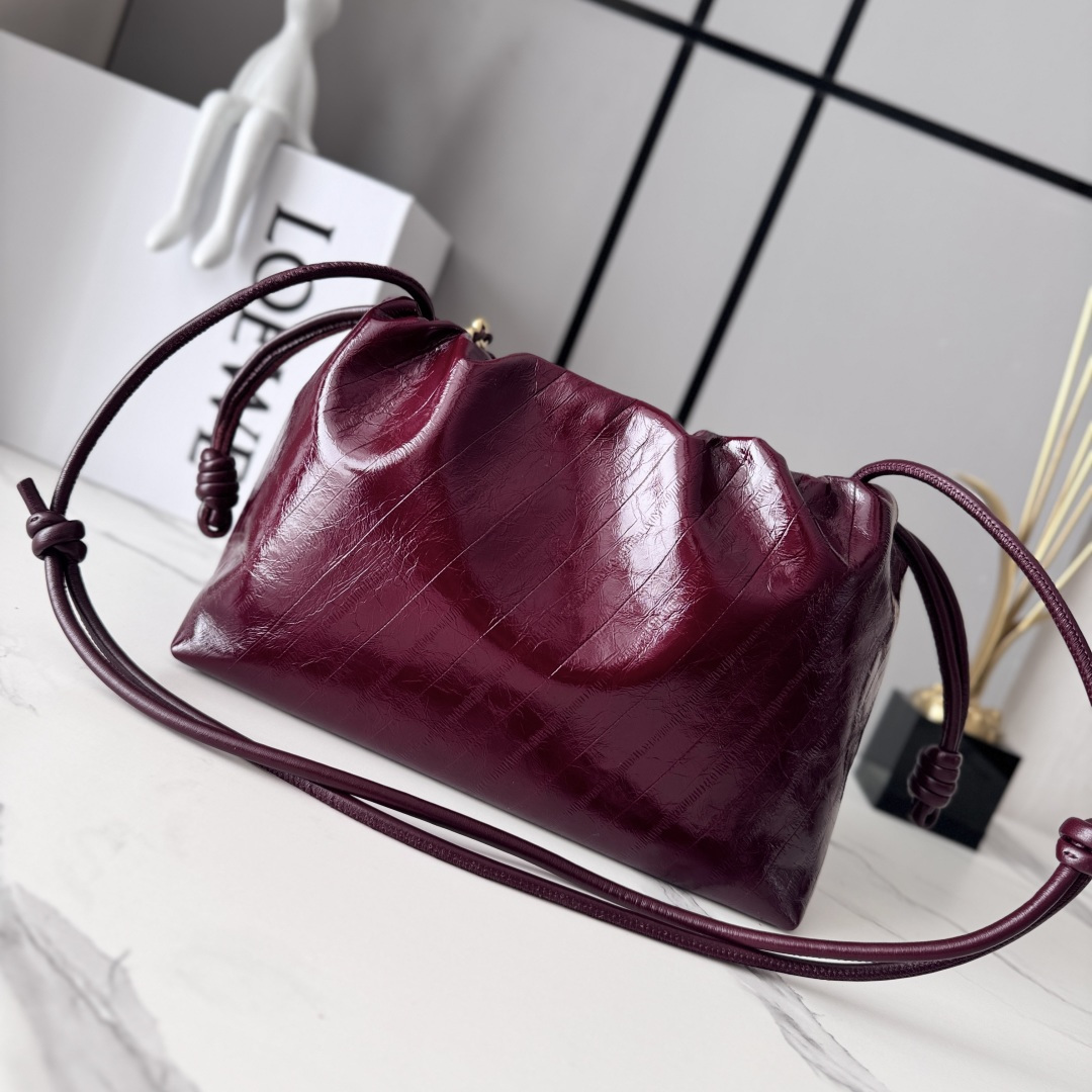 LO℮w℮🌟中号鳄纹牛皮革Flamenco Purse 手拿包 采用鹿皮革制成，侧面搭配标志性绳结等关键