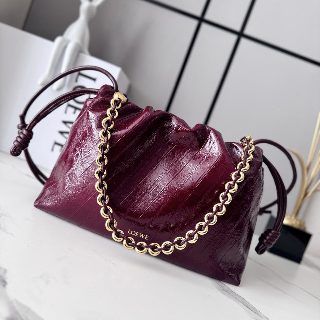 NO:718079,LOw medium crocodile grained calfskin Flamenco Purse Clutch is made of deer leather with key details such as the signature knot on the side. Fashionable and versatile, it can be carried as a clutch, worn on the shoulder with a donut chain, or worn cross-body with a leather strap. This version is made of soft crocodile grained calfskin. Can be worn on the shoulder, crossbody or by hand*Removable and adjustable leather shoulder strap*Removable donut chain charm*Anagram Engraved pebble pattern * Low-key magnetic buckle closure * Suede lining hot stamping or silver * (matching metal chain and extended leather shoulder strap) Model 012403 Size30*10.5*20CM (with full package), new style      Metal chain Sheepskin (snake skin) lucky bag, handbag, cowhide, sheepskin, snakeskin19860909LOw中号鳄纹牛皮革Flamenco Purse 手拿包 采用鹿皮革制成,侧面搭配标志性绳结等关键细节.款式时尚百搭,可作为手拿包携带,亦可搭配甜甜圈链条肩背,或搭配皮革肩带斜挎.此版本采用柔软鳄纹牛皮革制成.可肩背、斜挎或手提*可拆卸可调节皮革肩带*可拆卸甜甜圈链条饰*Anagram 镌刻卵石纹*低调的磁扣开合*绒面革衬里烫金或烫银*(配套金屬鏈條加长皮肩帶） 型号012403 Size30*10.5*20CM（配全套包装）,新款     金屬鏈條 羊皮（蛇皮）福袋,handbag,cowhide,sheepskin,sna,Bag