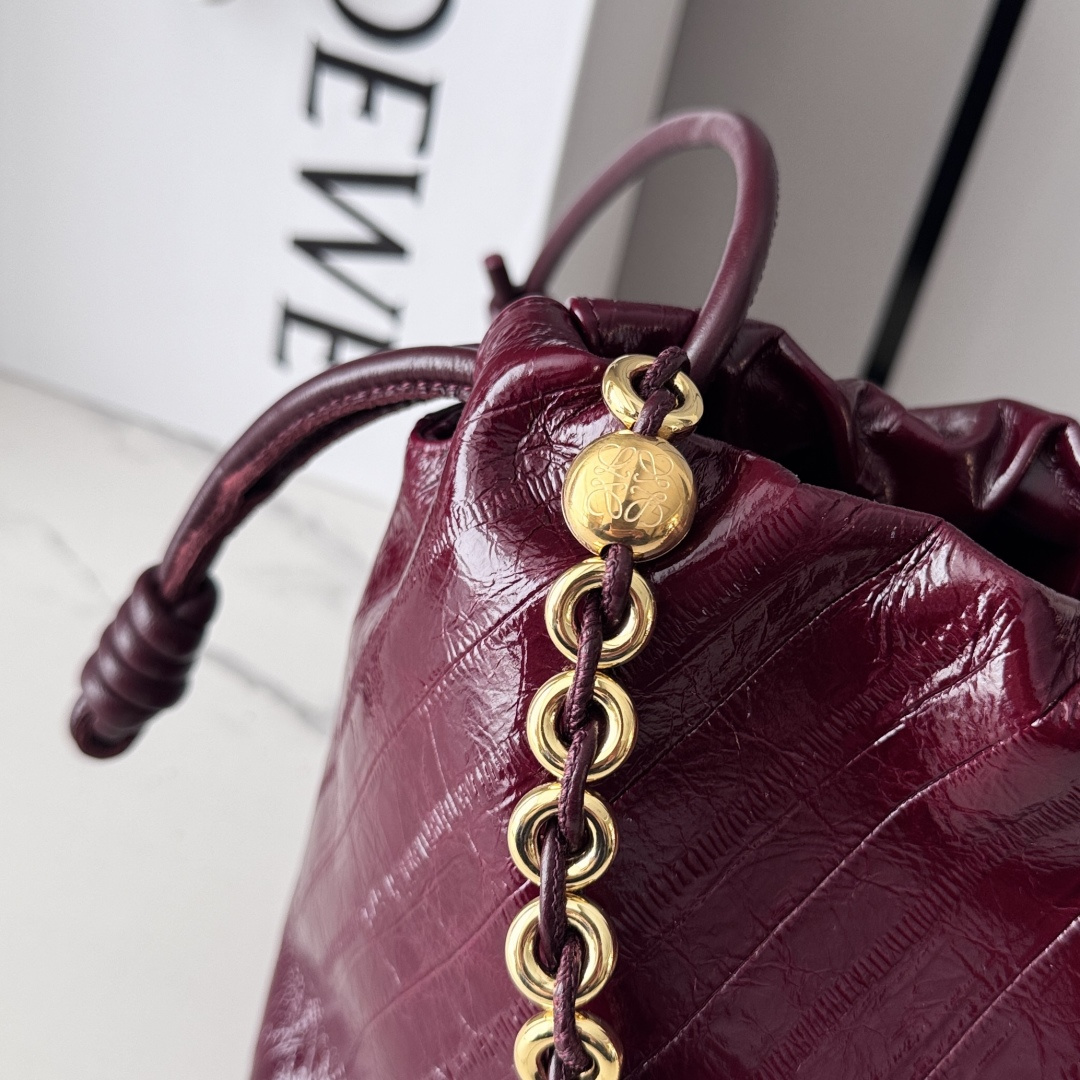 LO℮w℮🌟中号鳄纹牛皮革Flamenco Purse 手拿包 采用鹿皮革制成，侧面搭配标志性绳结等关键