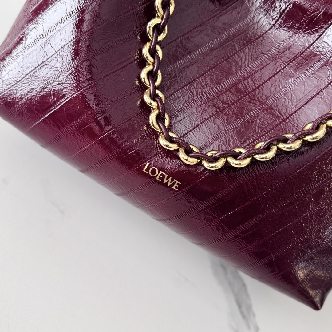 LO℮w℮🌟中号鳄纹牛皮革Flamenco Purse 手拿包 采用鹿皮革制成，侧面搭配标志性绳结等关键