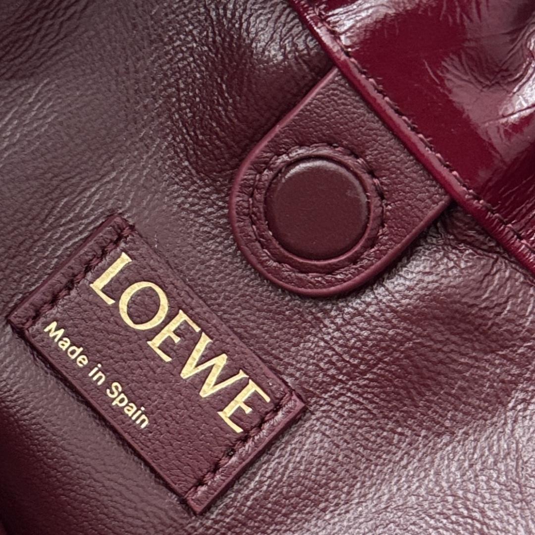 LO℮w℮🌟迷你Flamenco Purse 福袋 采用褶皱设计，侧面搭配标志性绳结等关键细节。款式时尚