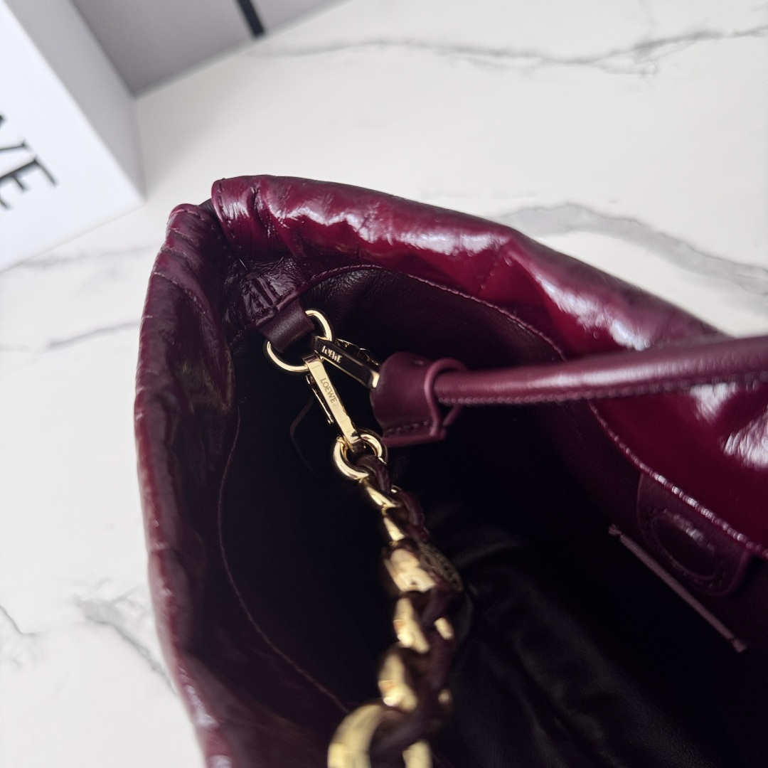 LO℮w℮🌟迷你Flamenco Purse 福袋 采用褶皱设计，侧面搭配标志性绳结等关键细节。款式时尚